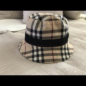 Burberry reversible bucket hat